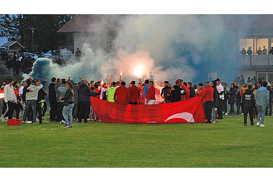 Nach dem Elfmeterschießen feierten die Türkiyemspor-Fans in Kammlach den Aufstieg in die Kreisklasse.  Foto: Robert Prestele