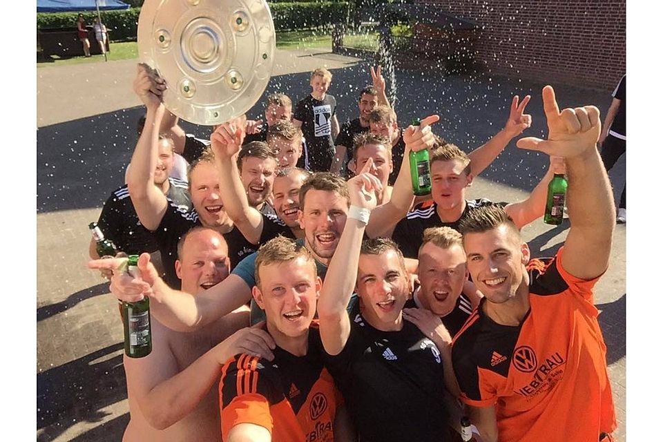 Die SG Stinstedt II darf schon feiern. Ihr ist die Meisterschaft in der 1. Kreisklasse Cuxhaven II nicht mehr zu nehmen. Andere Vereine müssen noch zittern. Foto: Facebook/SG Stinstedt Die SG Stinstedt II darf schon feiern. Ihr ist die Meisterschaft in der 1. Kreisklasse Cuxhaven II nicht mehr zu nehmen. Andere Vereine müssen noch zittern. Foto: Facebook/SG Stinstedt