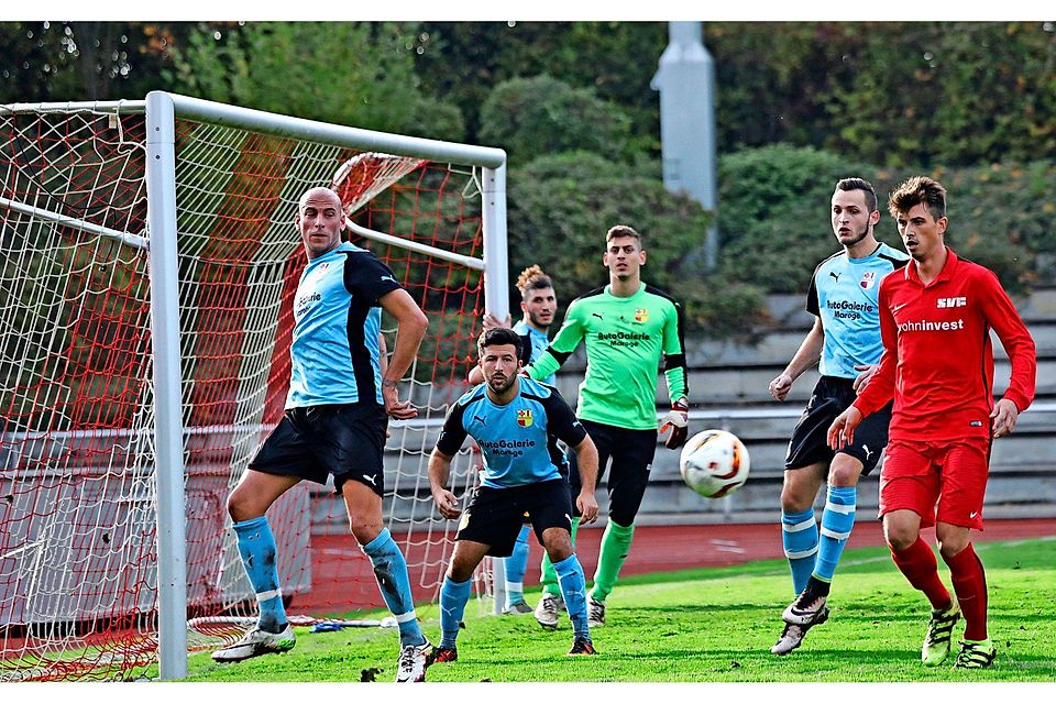 Marco Schulz (rechts) erzielt einen Treffer des SV Fellbach beim 3:1-Erfolg gegen die Aramäer Heilbronn. Foto: Patricia Sigerist