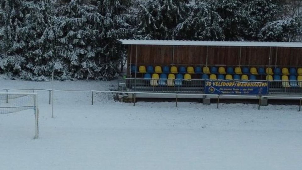 Die SG Velsdorf/Mannhausen präsentierte auf ihrem Instagram-Kanal den verschneiten Sportplatz. Der KFV Börde schickt seine Vertreter vorzeitig in die Winterpause. 