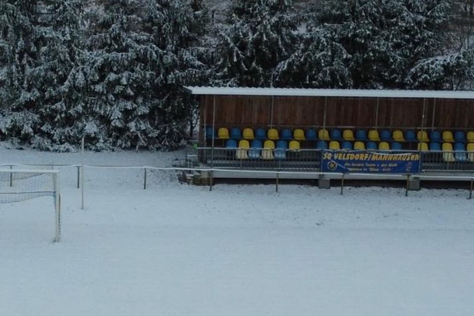 Die SG Velsdorf/Mannhausen präsentierte auf ihrem Instagram-Kanal den verschneiten Sportplatz. Der KFV Börde schickt seine Vertreter vorzeitig in die Winterpause. 