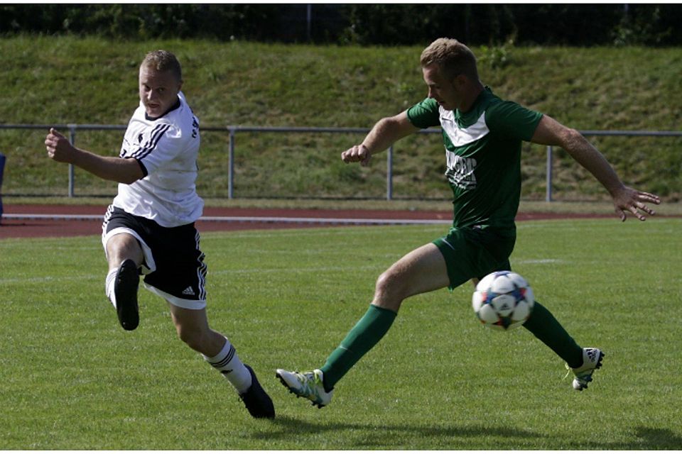 Am Ende standen beim FC Steinen-Höllstein (weiß) gegen den FC Hausen nur noch sieben Spieler auf dem Platz | Foto: Benedikt Hecht