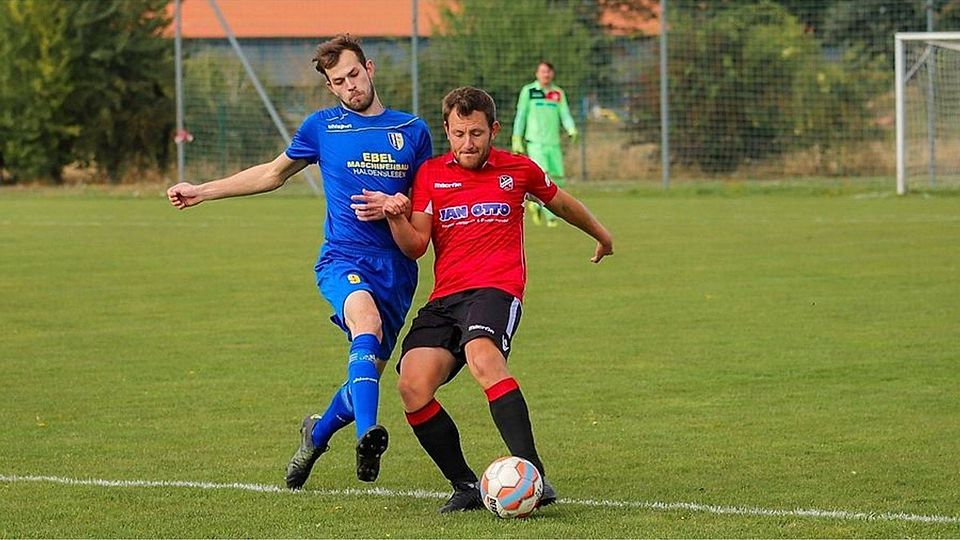 Christoph Grabinski (in rot) rückt in Barleben auf den Posten des Co-Trainers.