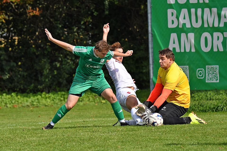 Durchgerutscht:  Torwart Teodor Bodurov und Gianluca Neubauer (links) können nicht verhindern, dass Siddik Chazli hier das Schwabinger 1:0 vorbereitet.