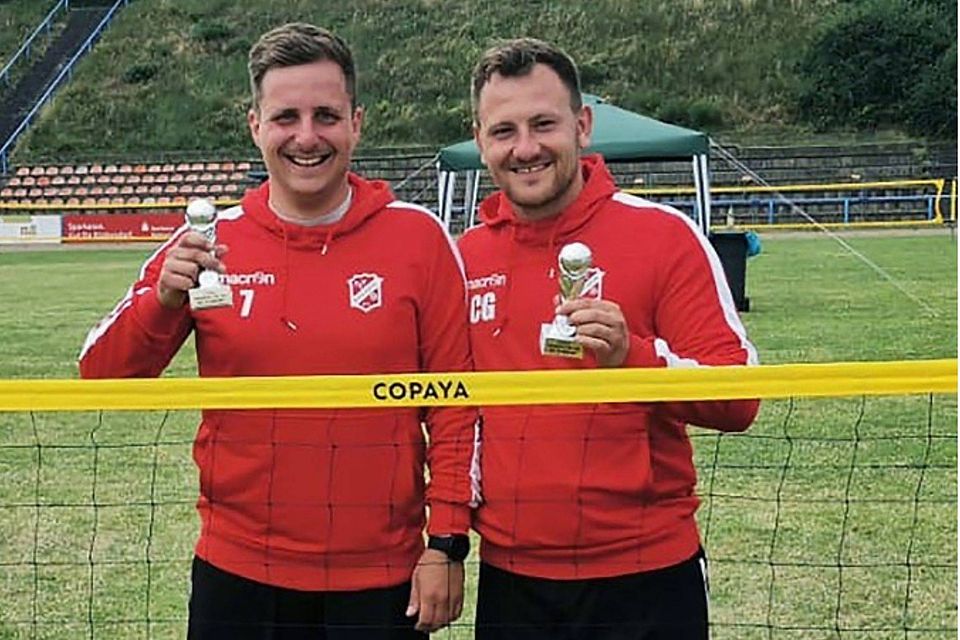 Marwin Potyka (links) und Christoph Grabinski belegten beim Fußballtennis-Turnier den zweiten Rang.