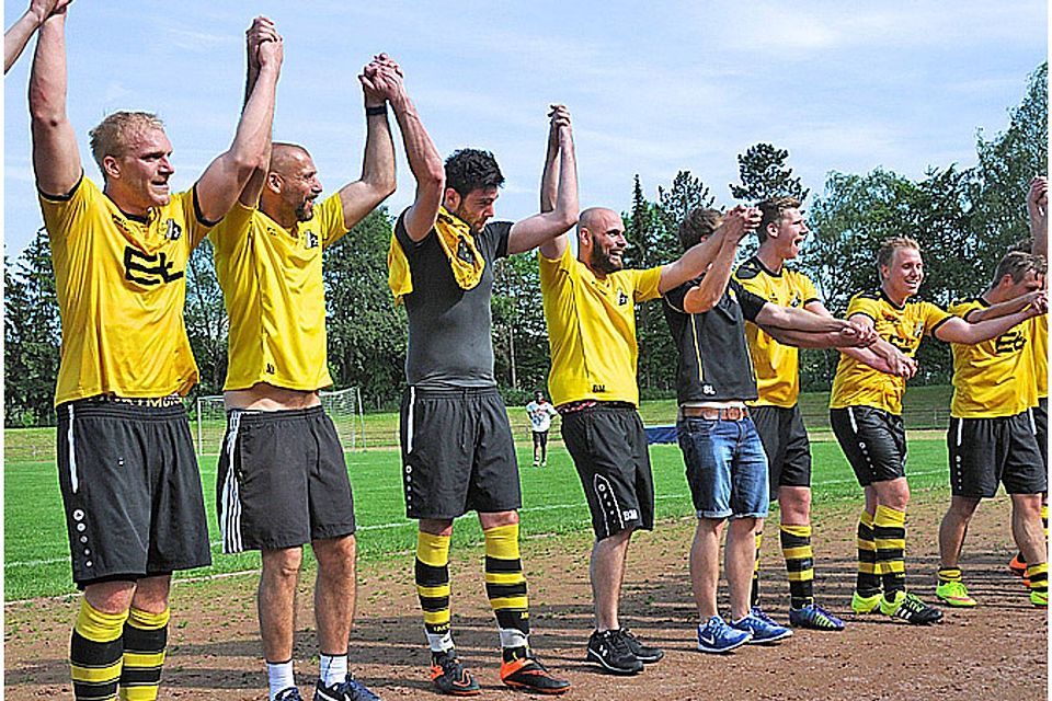 Nach einem hochemotionalen Saisonfinale feierten die Spieler des TSV Leitershofen den Klassenerhalt mit ihren Fans in Göggingen. Nach einem 0:2-Rückstand hatten die Spieler von Trainer Michael Kreutmayr (Zweiter von links) noch auf 5:3 umgestellt.  Foto: Andreas Lode
