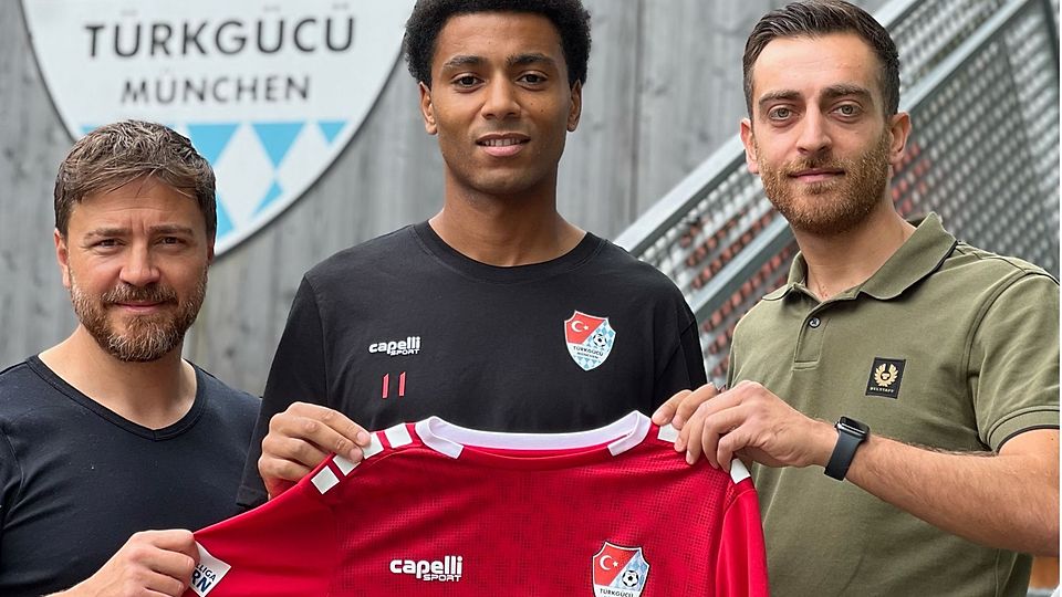 Yomi Scintu (Mitte) probiert es zum zweiten Mal bei Türkgücü München.