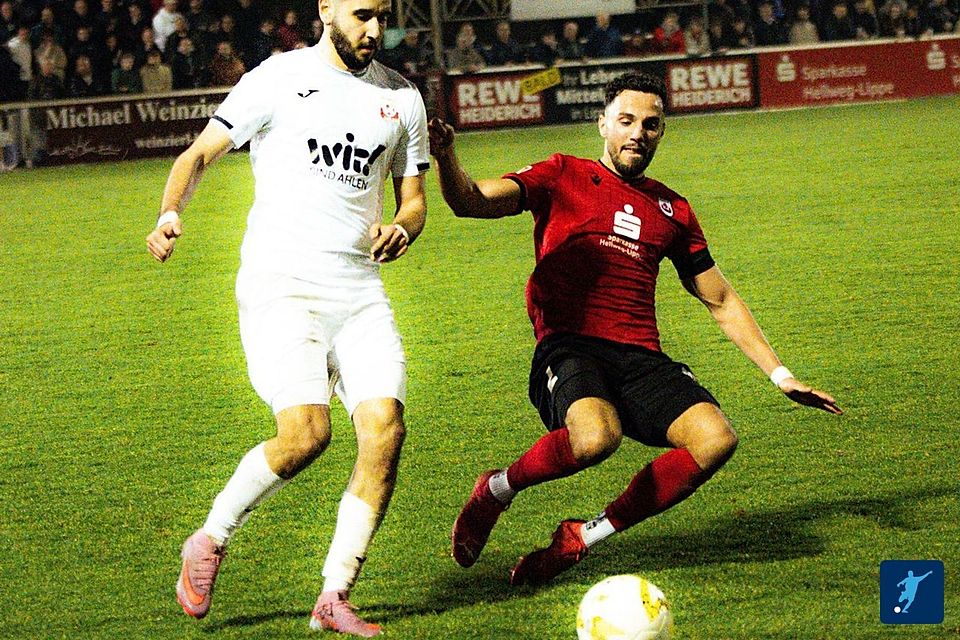 Simon Kötter (in Rot) grätscht in der kommenden Spielzeit für Ostinghausen. Simon Kötter (in Rot) grätscht in der kommenden Spielzeit für Ostinghausen.