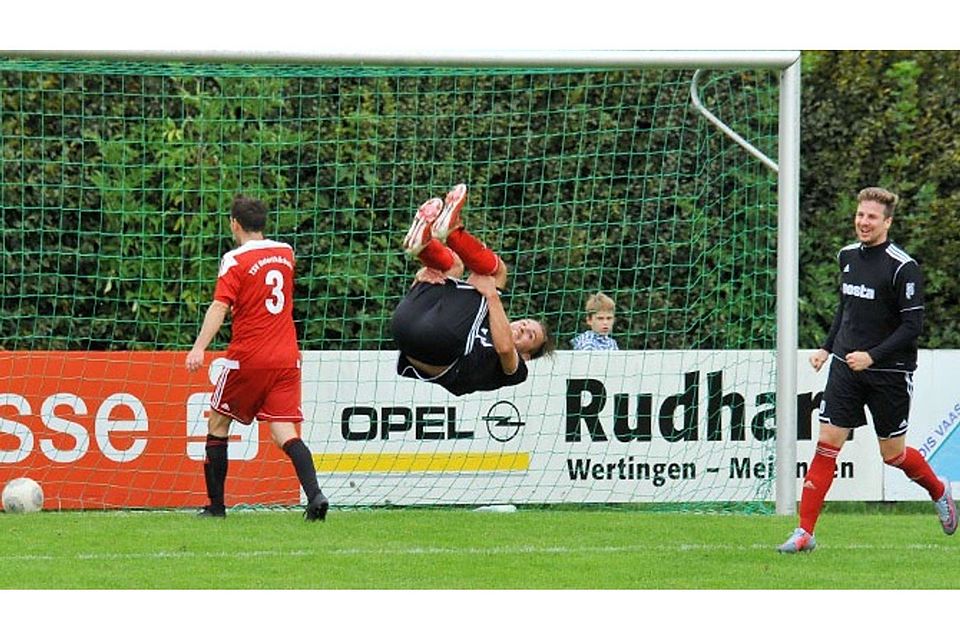 Höchstädter Jubelsalto von Benedikt Griener nach seinem Treffer zum 3:0 gegen den TSV Unterthürheim. 		F.: Karl Aumiller