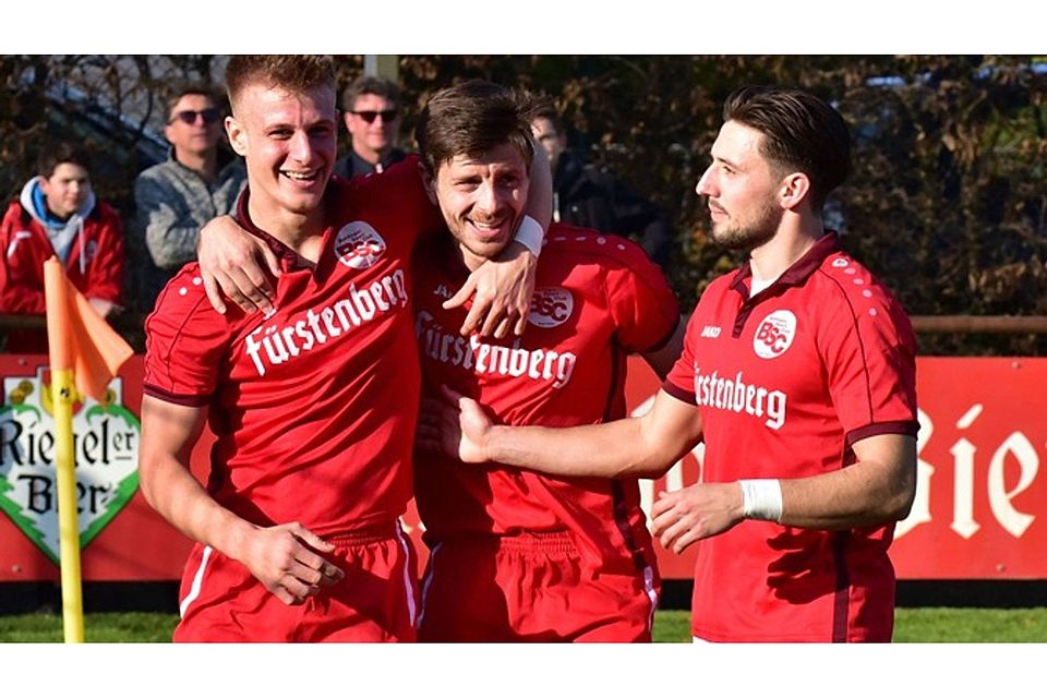 Torjubel nach dem 3:2-Siegtreffer für den Bahlinger SC, von links: Torschütze Mirco Barella, Dennis Bührer und Michael Respondek | Foto: Daniel Thoma