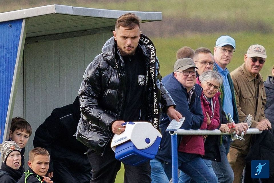 Am Sonntag muss M. Cabraja den Eiskoffer und die Moncler-Daunenjacke gegen Kickschuhe und Trikot eintauschen