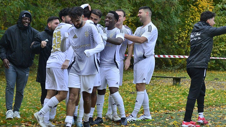 Die Bezirksliga-Fußballer von Türkgücü Gütersloh bejubeln den 2:0-Sieg im Stadtderby über den FC Gütersloh II.