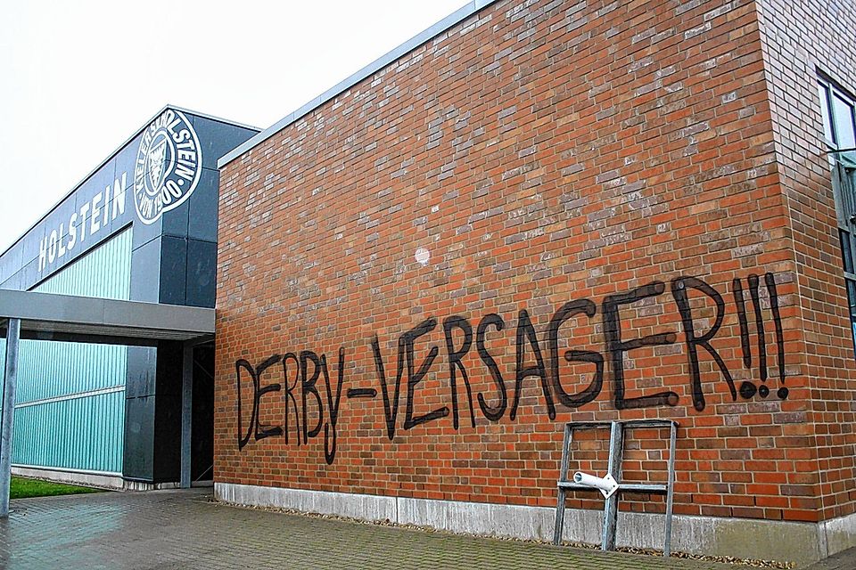 Derby-Versager: Am Eingangsbereich zur Geschäftsstelle am Holstein-Leistungszentrum in Projensdorf wurde nach dem Derby herumgeschmiert.