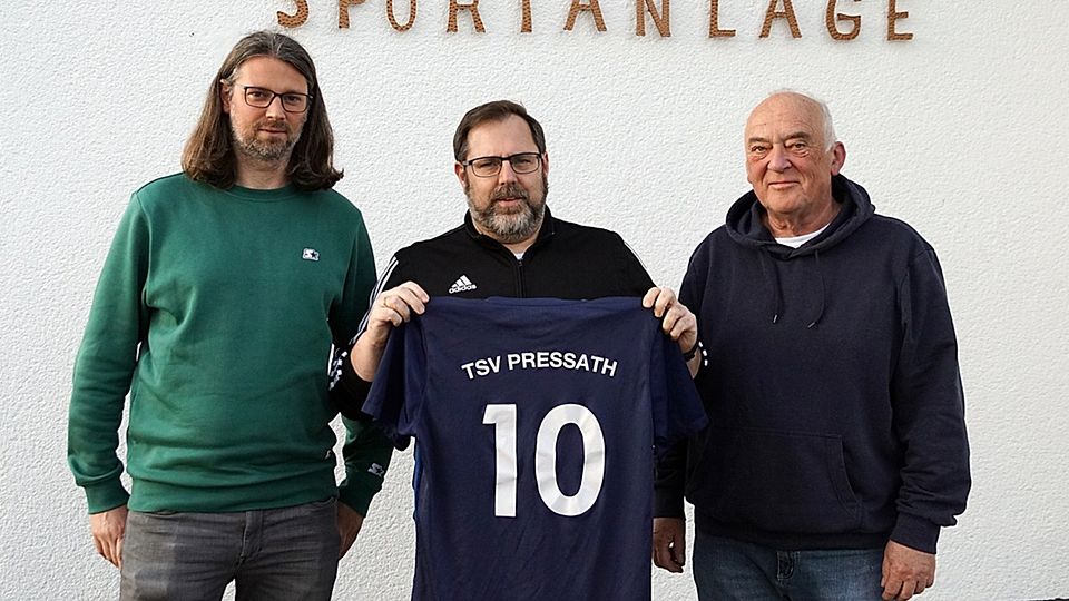 Abteilungsleiter Daniel Eggerer (links) und Vorsitzender Josef Sirtl (rechts) rahmen den neuen Übungsleiter Markus Berft ein.
