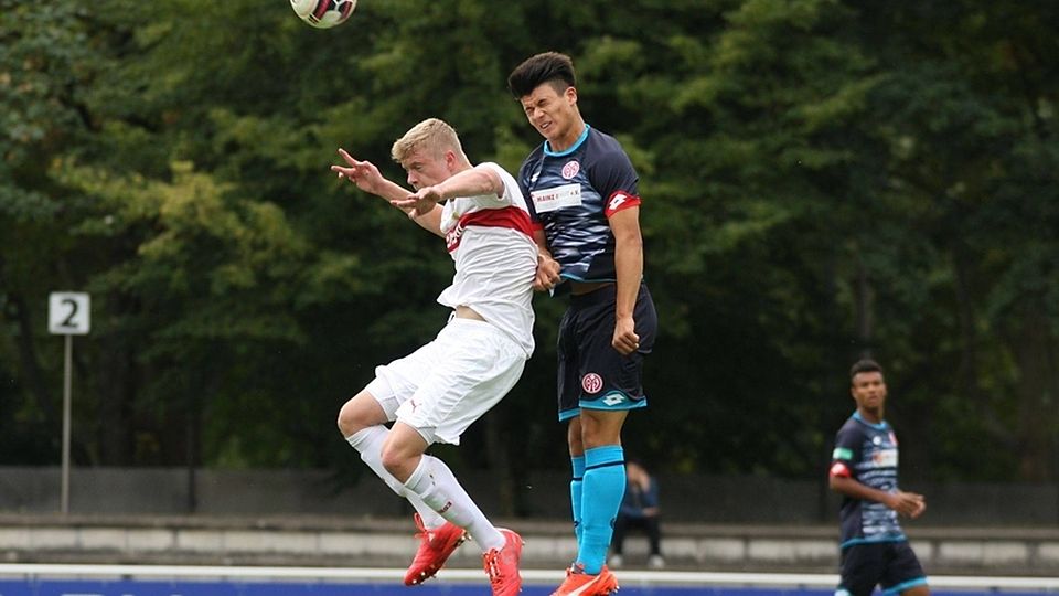 Die beiden Spieler im Luftzweikampf.F: Lommel