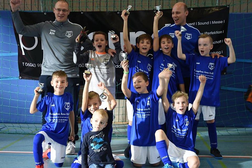 Den zweiten Platz der Altersklasse U9 bucht die JSG Nidda II mit den BetreuernAlex Härter und René Bartel. Foto: boh Den zweiten Platz der Altersklasse U9 bucht die JSG Nidda II mit den BetreuernAlex Härter und René Bartel. Foto: boh