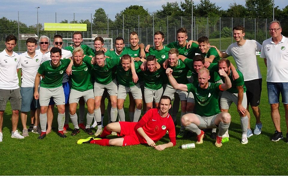 Siegerfoto nach gelungenem Start: Die Brunnthaler Mannschaft nach dem 4:1-Auftaktsieg beim TSV Neuried.