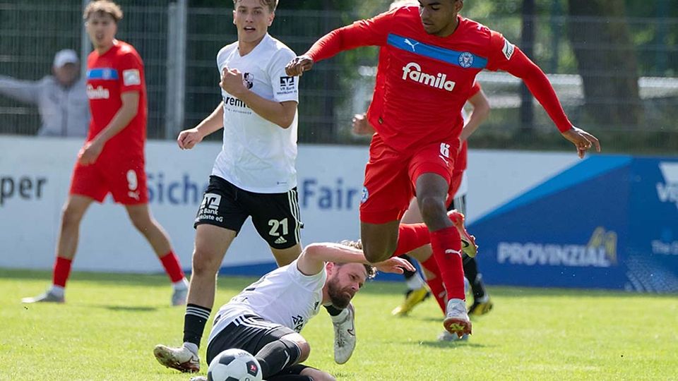 Holstein Kiel II, hier der zweifache Torschütze Ikem Ugoh gegen Christopher Buchtmann, überspringt die hohe Hürde Heider SV mit Leichtigkeit.