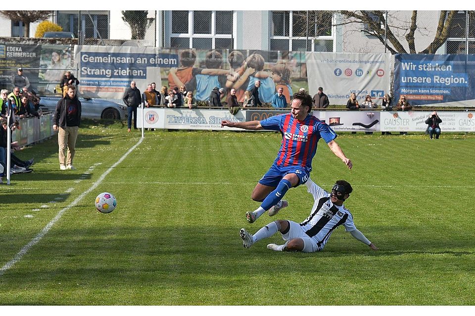 Immer 100 Prozent, aber kein Treffer gelang TSV Trainer und Torjäger Gerhard Thalmaier (l.), der hier Ruben Kroiss enteilt.