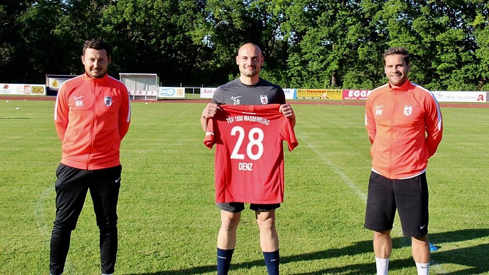 Die beiden Coaches Michael Kokocinski (li.) und Niki Wiedmann (re.) begrüßen Neuzugang Michael Denz. 