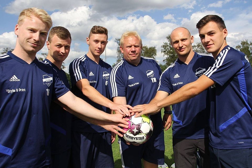 Die Neuzugänge Jonathan Kros (von links), Sascha Unger, Tobias Stuwe, Trainer Sven Schmidt, Viktor Schmidt und Cedric Falke.