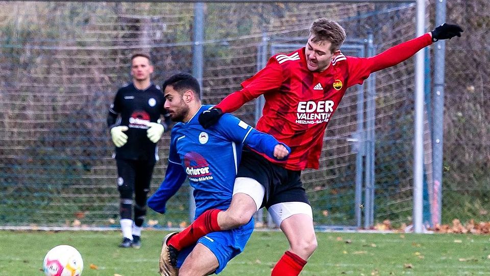 Otterfing obenauf: Wie hier im Zweikampf zwischen Rottachs Samet Yilmazer (l.) und Otterfings Christian Blaschke_setzte sich der TSV am Ende durch.