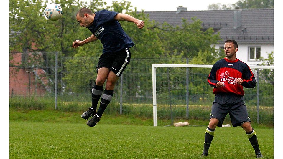 Auch wenn hier der TSV Thurnau zum Kopfball kam: der ASV Oberpreuschwitz siegte mit 3:0 F: Peter Kolb