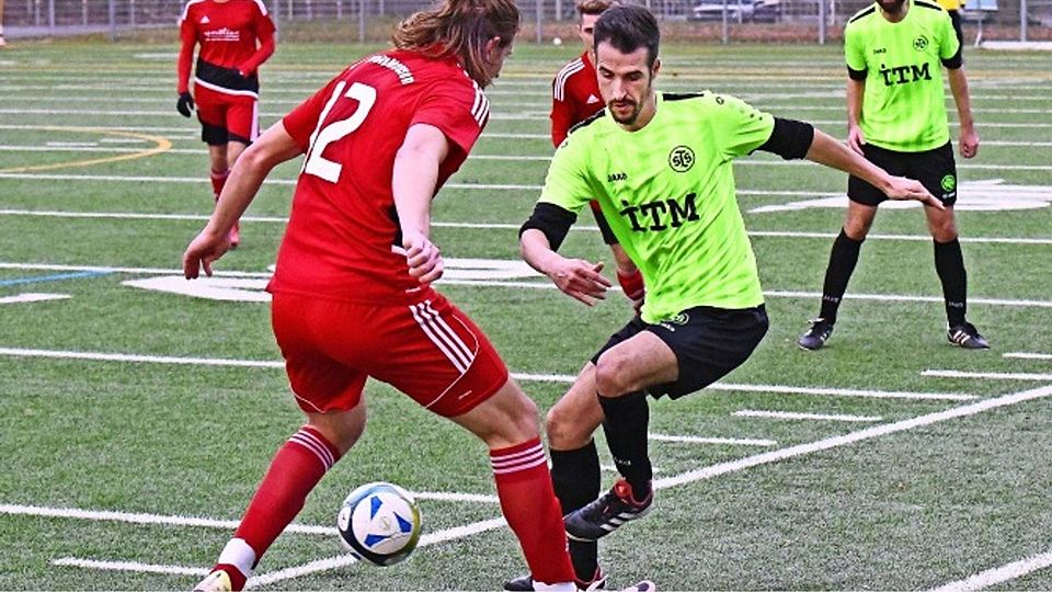 Nach dem 2:1-Führungstreffer durch Andre Pinheiro (rechts)  lagen die Sportfreunde Stuttgart gegen den TSV Mühlhausen noch auf Kurs Wintermeistertitel, ehe den Gästen vom Neckar später noch das Tor zum 2:2-Endstand gelang. Foto: Günter Bergmann