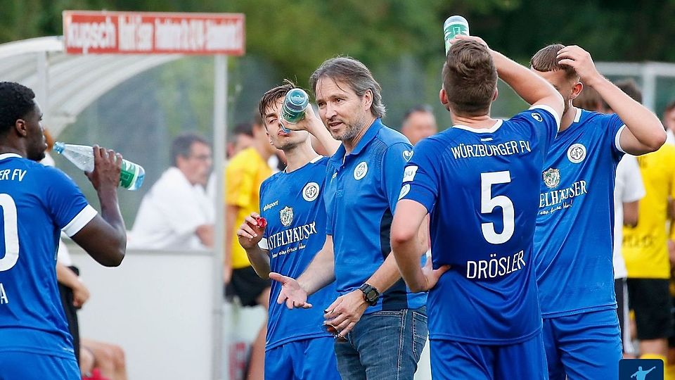 Berthold Göbel (Mitte) ist nicht mehr Trainer des Würzburger FV. 