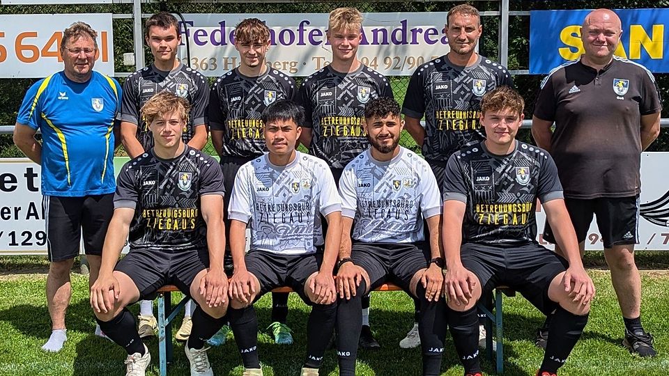 Hintere Reihe von links: Reserve-Trainer Wolfgang Federhofer, Luis Liebl, Elias Simon, Jonas Federhofer, Trainer Oliver Überall und Betreuer Ulrich Goß. Vordere Reihe von links: Simon Dirigl, Phonlawat Thokaeo, Mohammad Iyshano und Luca Moser. Es fehlt Stefan Götz.