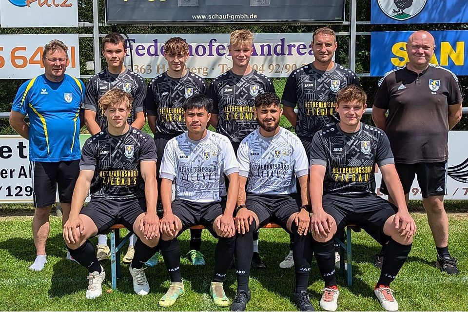 Hintere Reihe von links: Reserve-Trainer Wolfgang Federhofer, Luis Liebl, Elias Simon, Jonas Federhofer, Trainer Oliver Überall und Betreuer Ulrich Goß. Vordere Reihe von links: Simon Dirigl, Phonlawat Thokaeo, Mohammad Iyshano und Luca Moser. Es fehlt Stefan Götz.