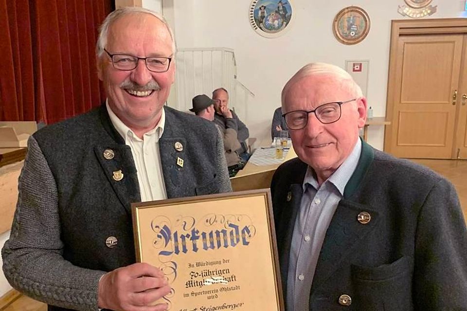 Der Höhepunkt: Vorsitzender Martin Gratz (l.) mit Albert Steigenberger, der seit 70 Jahre im Sportverein ist.