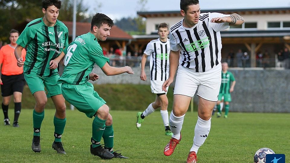 Markus Schubert (am Ball) übernimmt den Spielertrainerposten beim FC Rinchnach