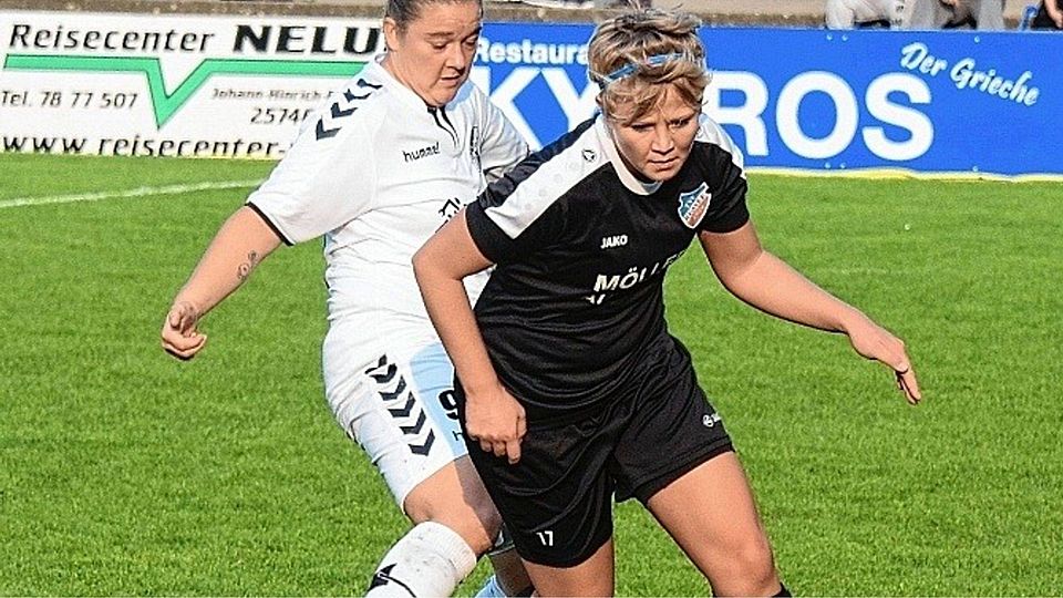 Gute Ballführung:  Diana Puhlmann vom TSV Russee (vorne) schüttelt im Laufduell die Heiderin Svenja Hirschlein ab. Foto: gkn