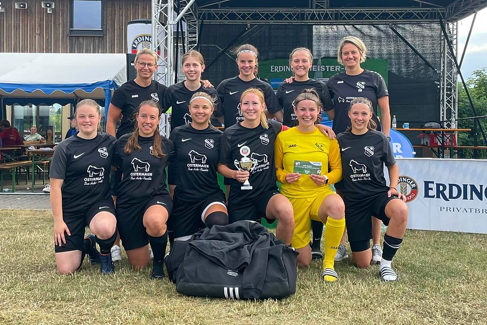 Strahlender Sieger bei den Damen: Der FC Alburg aus Straubing.