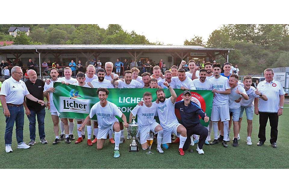  Der TSV Bicken, eingerahmt von Pokalspielleiter Roland Paul (l.) und von Kreisfußballwart Martin Seidel (r.) hat mit dem Gewinn des Kreispokals den Grundstein für eine erfolgreiche Woche gelegt, die mit einem Gruppenliga-Heimsieg über Braunfels enden soll. Foto: Lorenz Pietzsch (© Lorenz Pietzsch) 