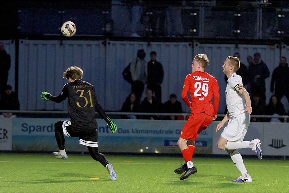 Das Sahnehäubchen auf eine starke Performance - Lucas Groß (Kilia Kiel) per Heber über Vladyslav Galytsky (1. FC Phönix Lübeck II).