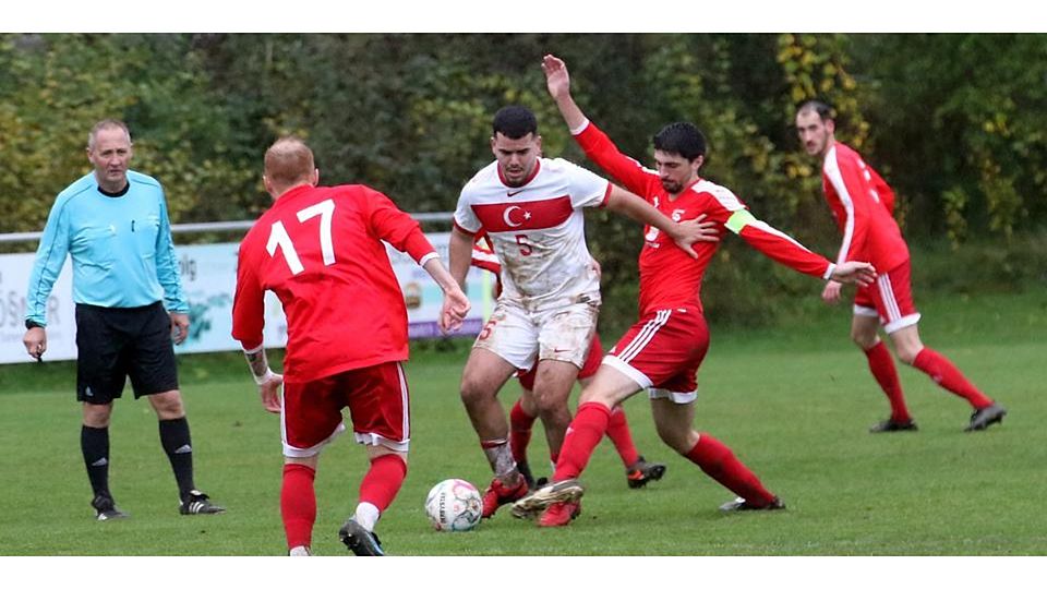 Couragierter Auftritt, aber keine Punkte für die SGAES. Hier bremst Niklas Gonder (rechts) Türkiyemspors Guerkan Genc. Foto: Luca Raab © Luca Raab