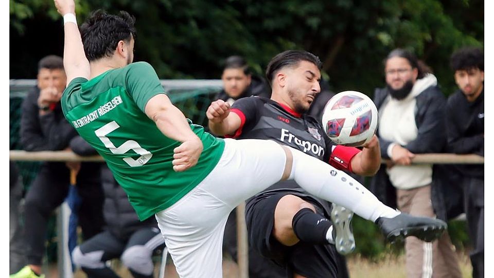 A-Liga-Spitzenreiter Genclerbirligi Bischofsheim um Serdar Erdinc (rechts) musste gegen Eintracht Rüsselsheim um Osman Celebi (links) hart für den Sieg kämpfen.	Foto: André Dziemballa
