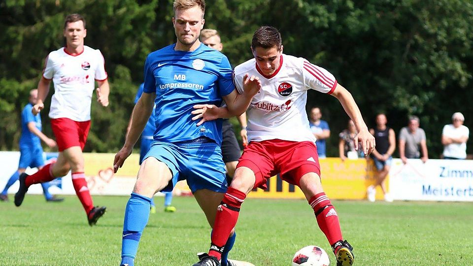 Der scheidende Co-Trainer Johannes Ebert (l.) geht beim FC Jura voran. Foto: Florian Würthele