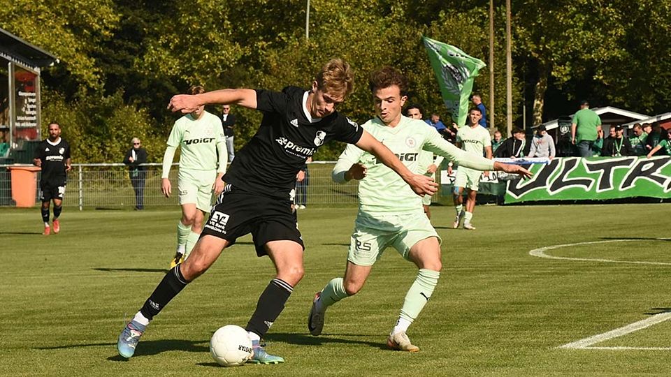 Tarek von Böhlen (li., Heider SV) gegen Tom Zarpe (PSV).