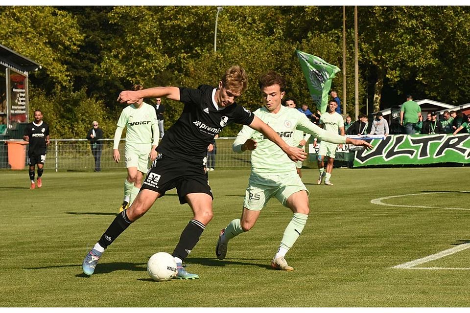 Tarek von Böhlen (li., Heider SV) gegen Tom Zarpe (PSV). Tarek von Böhlen (li., Heider SV) gegen Tom Zarpe (PSV).