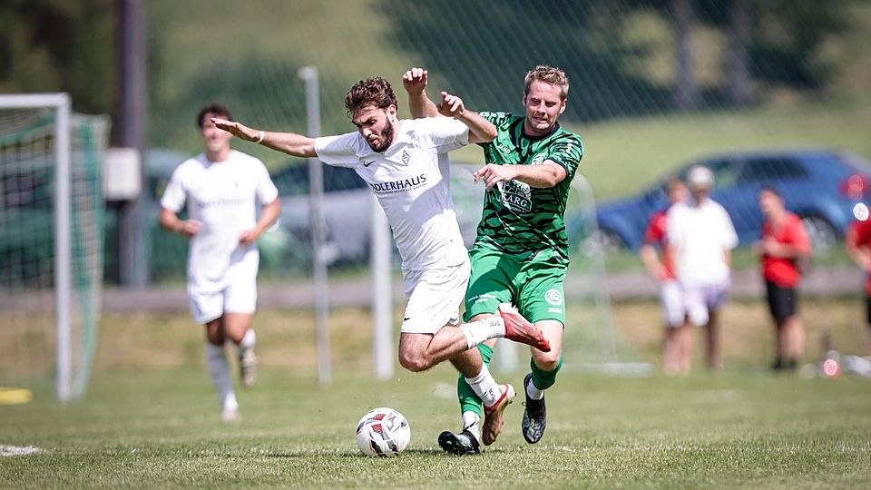 Nur nicht stolpern: Durim Gjocaj (weißes Trikot; hier im Spiel gegen Unterammergau) und der ASV Habach möchten beim FC Wildsteig/Rottenbuch punkten.