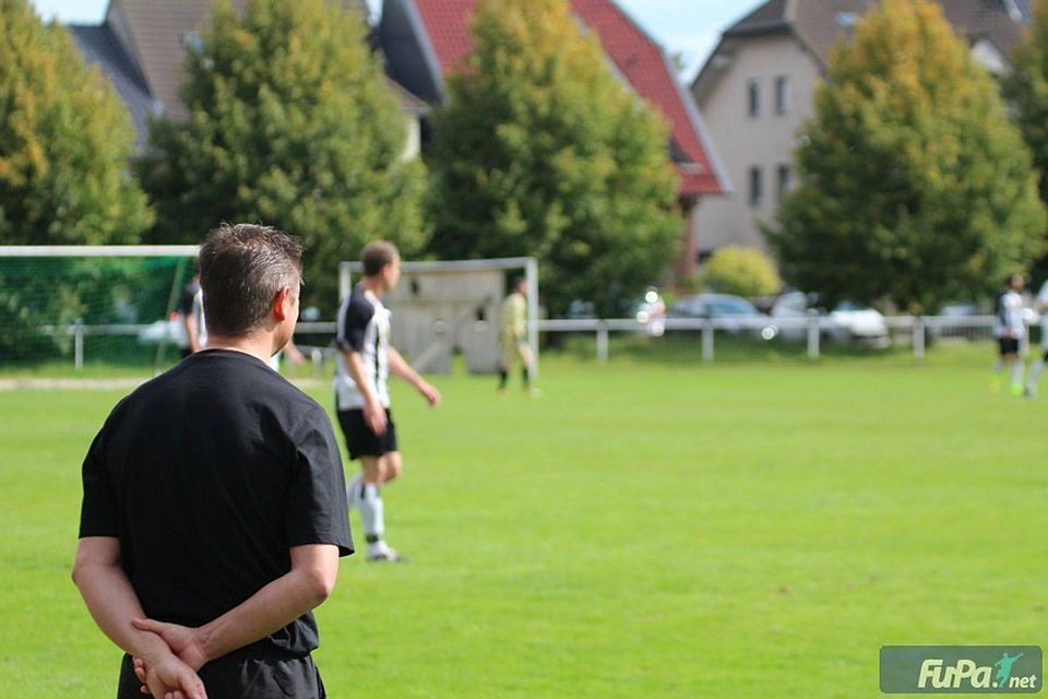 Die Trainerperspektive: Dirk Budinger beobachtet die Partie seines SV Huchem-Stammeln. Foto: Kevin Koch