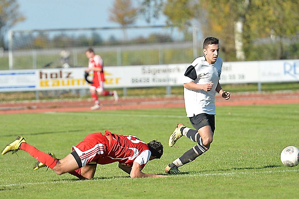 Auf die Nase gefallen: Der SV Mering II (in rot) verlor nach einer 2:0-Führung noch mit 2:3 gegen den FC Stätzling II. Archivbild: Rudolf Fischer Auf die Nase gefallen: Der SV Mering II (in rot) verlor nach einer 2:0-Führung noch mit 2:3 gegen den FC Stätzling II. Archivbild: Rudolf Fischer