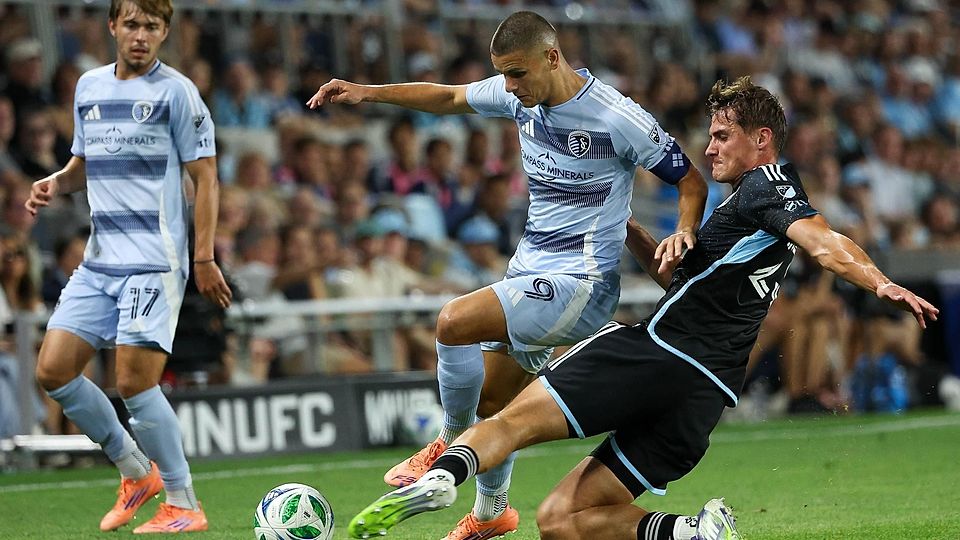 Voller Einsatz: Morris Duggan (r.), Innenverteidiger bei Minnesota United, trennt Dejan Joveljic (Sporting Kansas City) vom Ball; sein Vertrag ist gerade um ein Jahr verlängert worden.
