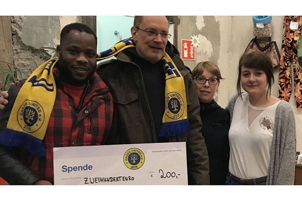 Symbolische Übergabe des Schecks von Emmanuel „Emma“ Afriyie (United) an Karolin Daenhardt, Barbara Zubel und Stephan Peddinghaus vom Repair-Café (v.r.n.l). Foto: André Sänger Symbolische Übergabe des Schecks von Emmanuel „Emma“ Afriyie (United) an Karolin Daenhardt, Barbara Zubel und Stephan Peddinghaus vom Repair-Café (v.r.n.l). Foto: André Sänger