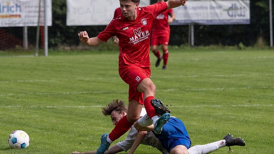 Mit harten Bandagen wehrten sich (rot) Samuel Wambachs Aßlinger gegen die ASV-Tormaschine.
