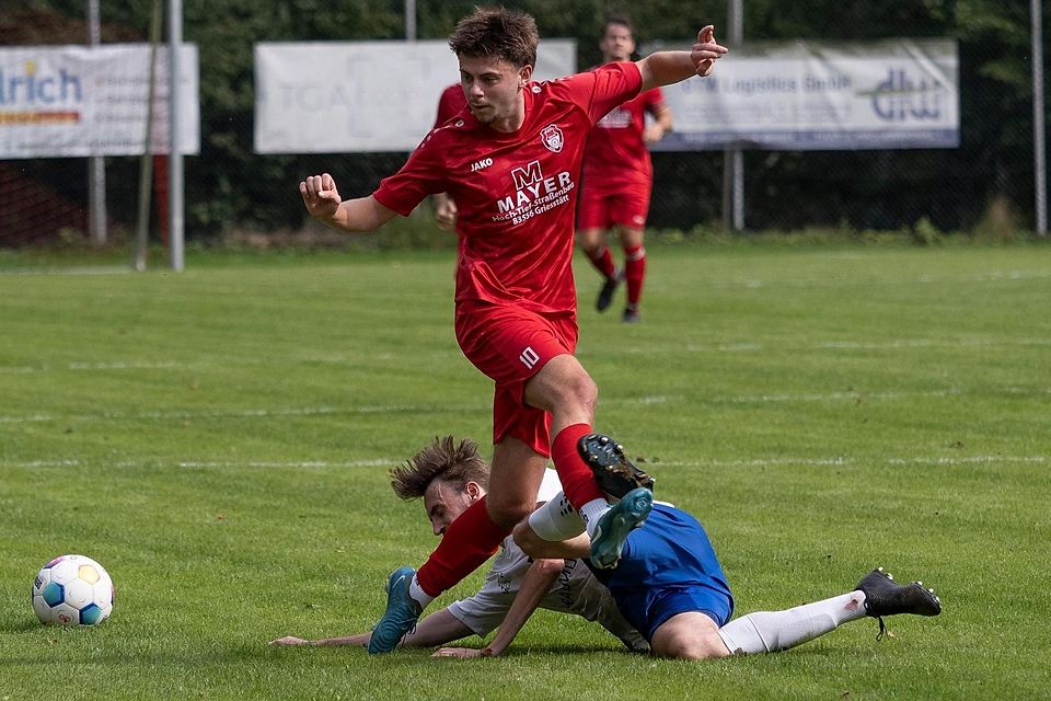 Mit harten Bandagen wehrten sich (rot) Samuel Wambachs Aßlinger gegen die ASV-Tormaschine.
