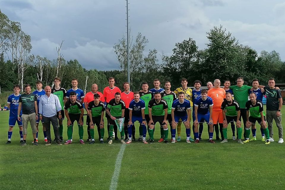 Mit seinem kompletten Aufgebot war Bayernligist SpVgg SV Weiden (in Schwarz-Blau) zum 70. Geburtstag des DJK Neuhaus (grünes Trikot) gereist - und sorgte beim 12:1 für das erhoffte Fußballfest.